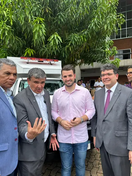 Wellington Dias lança ações sociais e entrega vans do MobSUAS em Teresina
