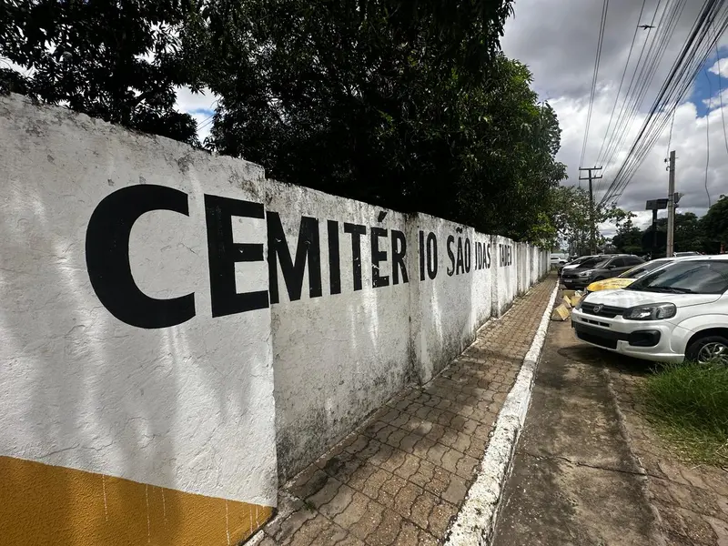Abandono revolta famílias em cemitério de Teresina e túmulos somem no mato