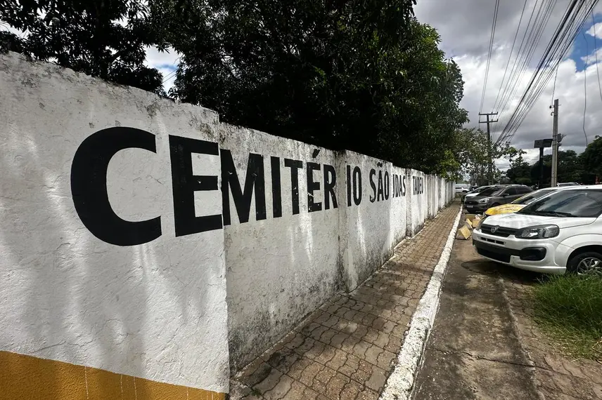 Abandono revolta famílias em cemitério de Teresina e túmulos somem no mato