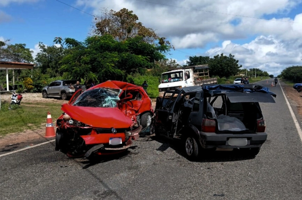 Acidente entre dois carros deixa três mortos da mesma família entre Cocal e Viçosa