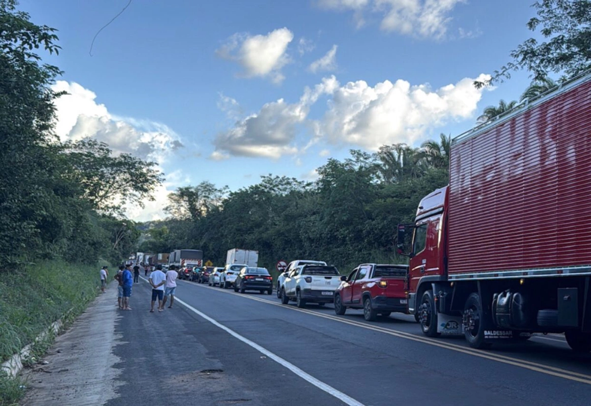 Acidente espalha carga na pista e provoca lentidão nos dois sentidos da rodovia