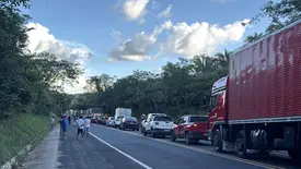 Acidente espalha carga na pista e provoca lentidão nos dois sentidos da rodovia (Foto: Conecta Piauí)