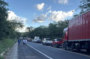 Acidente espalha carga na pista e provoca lentidão nos dois sentidos da rodovia (Foto: Conecta Piauí)