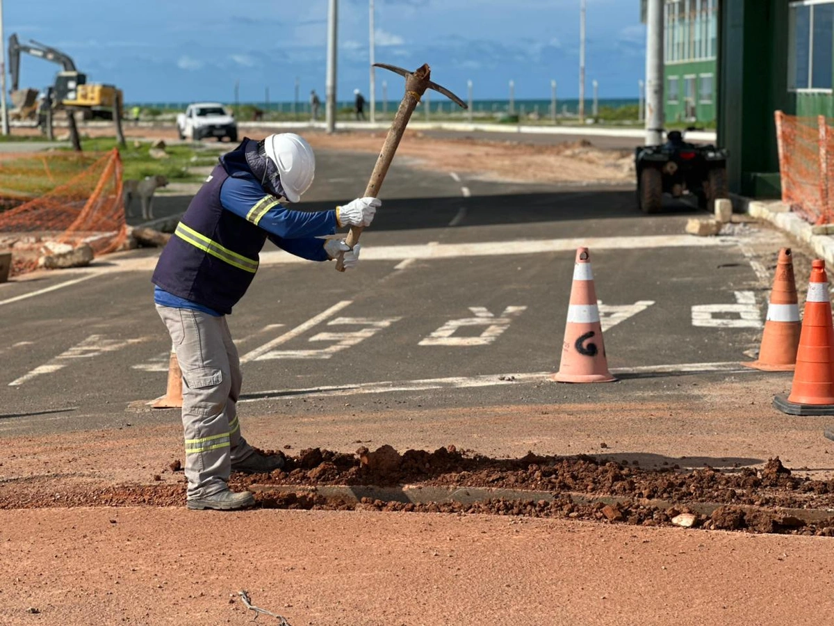 Águas do Piauí executa extensão de rede para atender Porto em Luís Correia