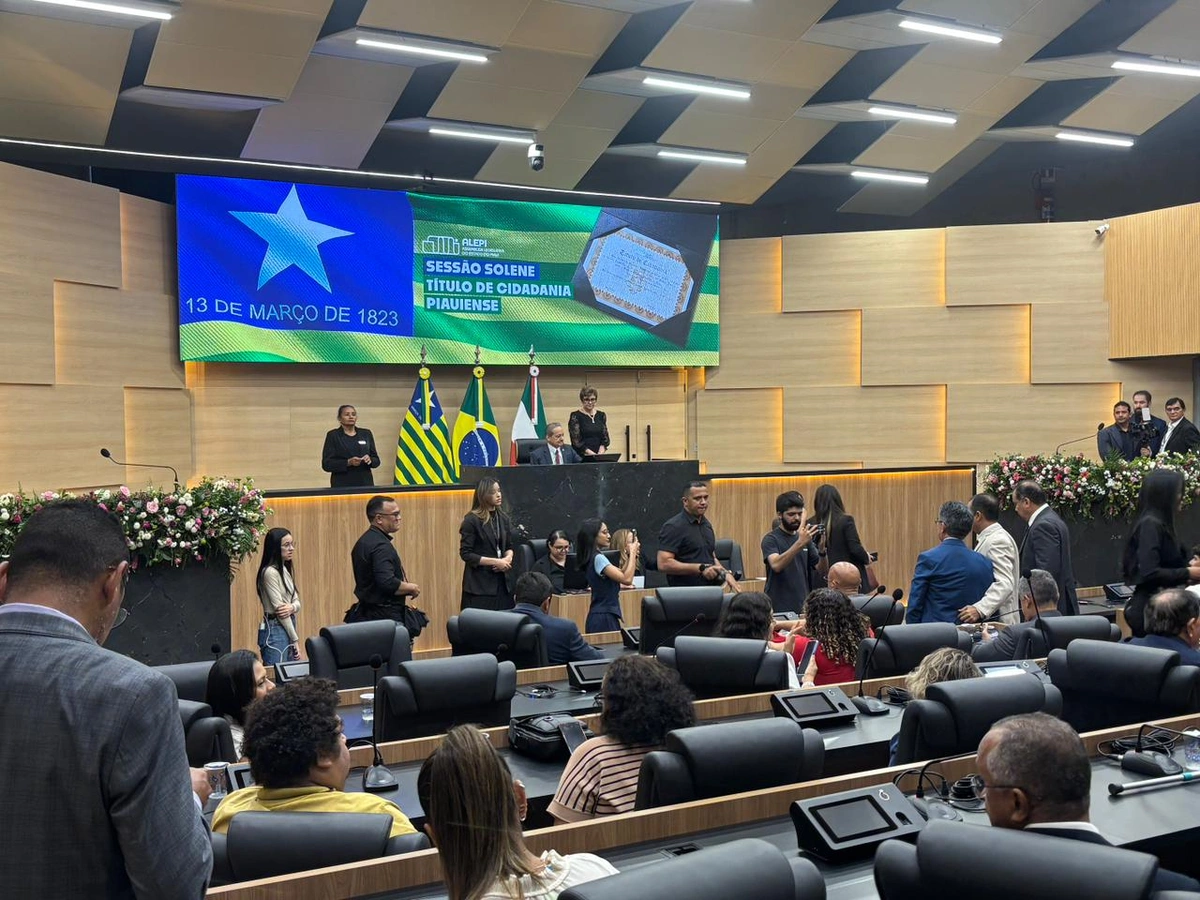 Alepi homenageia vice-presidente da Caixa e destaca avanço em habitação no Piauí