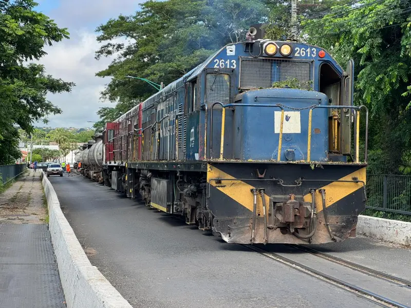 Após descarrilamento, Ponte Metálica segue bloqueada e causa transtornos
