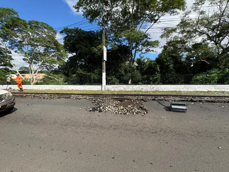 Após descarrilamento, Ponte Metálica segue bloqueada e causa transtornos