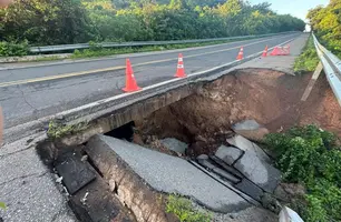 Após formação de cratera na BR-343, PRF alerta para desvio por Bom Princípio do PI (Foto: Reprodução/PRF)