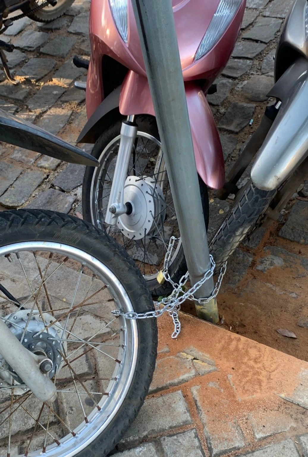 Após furtos, donos de motos passam a acorrentar veículos em São Raimundo Nonato