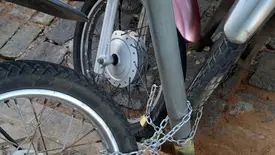 Após furtos, donos de motos passam a acorrentar veículos em São Raimundo Nonato (Foto: Reprodução/Robson Santos)