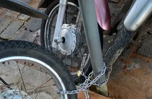 Após furtos, donos de motos passam a acorrentar veículos em São Raimundo Nonato (Foto: Reprodução/Robson Santos)