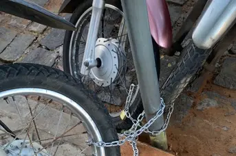 Após furtos, donos de motos passam a acorrentar veículos em São Raimundo Nonato