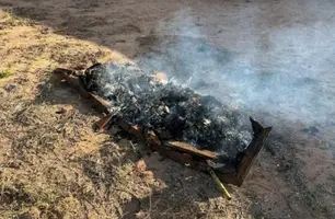 Caixão é encontrado incendiado às margens da BR-316, em Alegrete do Piauí (Foto: Reprodução/Cidadesnanet)