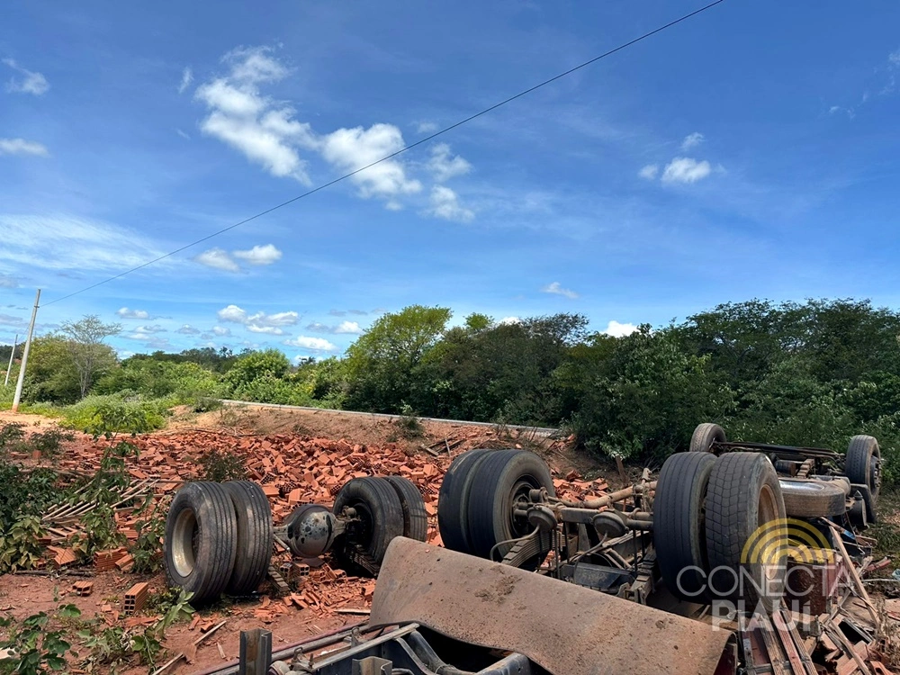 Caminhão carregado de tijolos tomba e deixa três feridos no Sul do Piauí