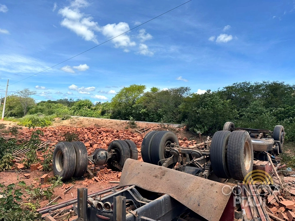 Caminhão carregado de tijolos tomba e deixa três feridos no Sul do Piauí