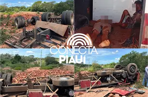 Caminhão carregado de tijolos tomba e deixa três feridos no Sul do Piauí (Foto: Maria Clara César / Conecta Piauí)