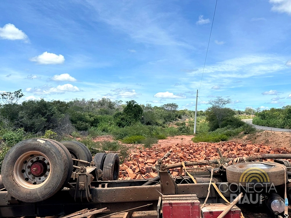 Caminhão carregado de tijolos tomba e deixa três feridos no Sul do Piauí