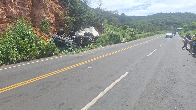 Caminhão tomba e deixa um morto entre Eliseu Martins e Colônia do Gurguéia