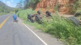 Caminhão tomba e deixa um morto entre Eliseu Martins e Colônia do Gurguéia (Foto: Reprodução)