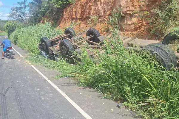 Caminhão tomba e deixa um morto entre Eliseu Martins e Colônia do Gurguéia