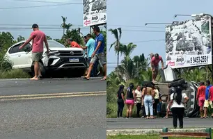 Carro da Secretaria de Saúde capota após bater em carreta na Lagoa do Piauí (Foto: Conecta Piauí)