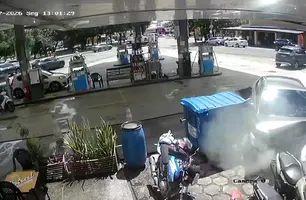 Carro invade posto de combustíveis e atinge veículos na zona Leste de Teresina (Foto: Reprodução)