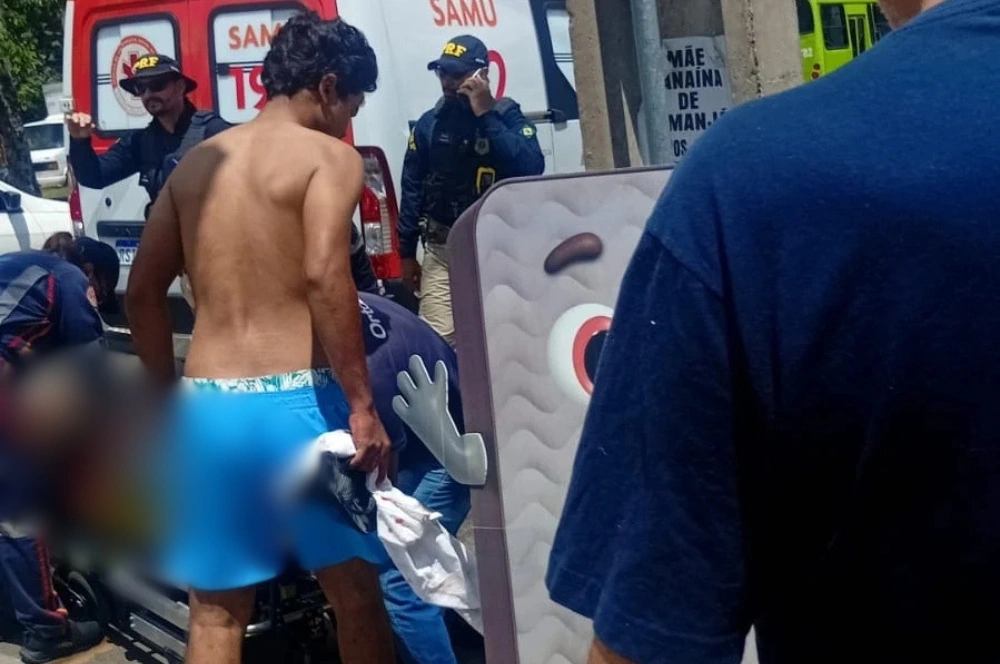 Casal fica gravemente ferido após moto colidir com carro na zona Leste de Teresina