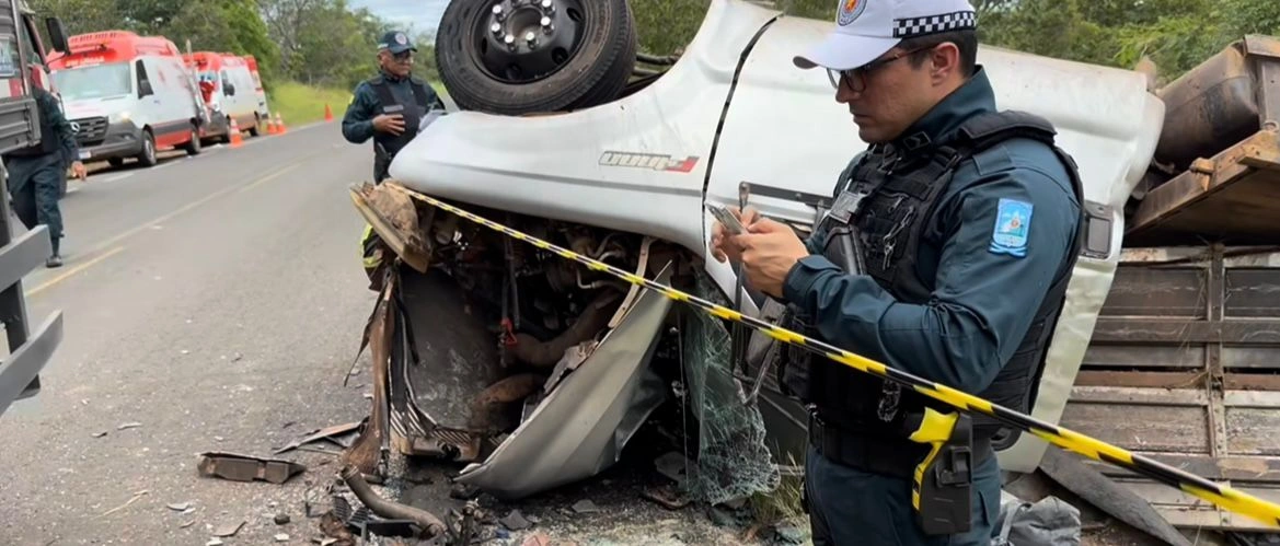 Colisão entre caminhões é registrada na PI-140, entre Floriano e Itaueira
