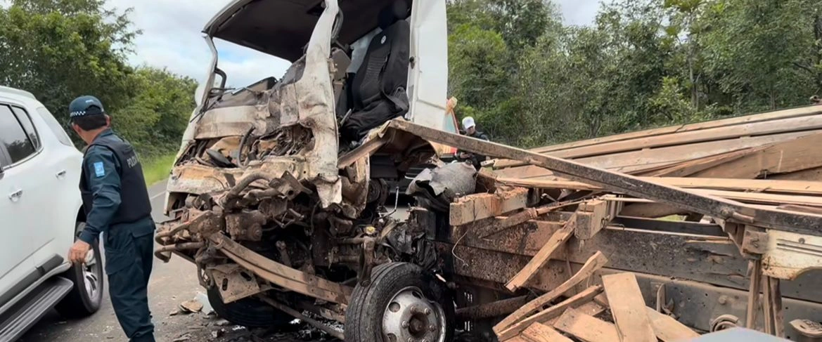 Colisão entre caminhões é registrada na PI-140, entre Floriano e Itaueira