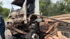 Colisão entre caminhões é registrada na PI-140, entre Floriano e Itaueira (Foto: Reprodução/Portal Linha Direta)