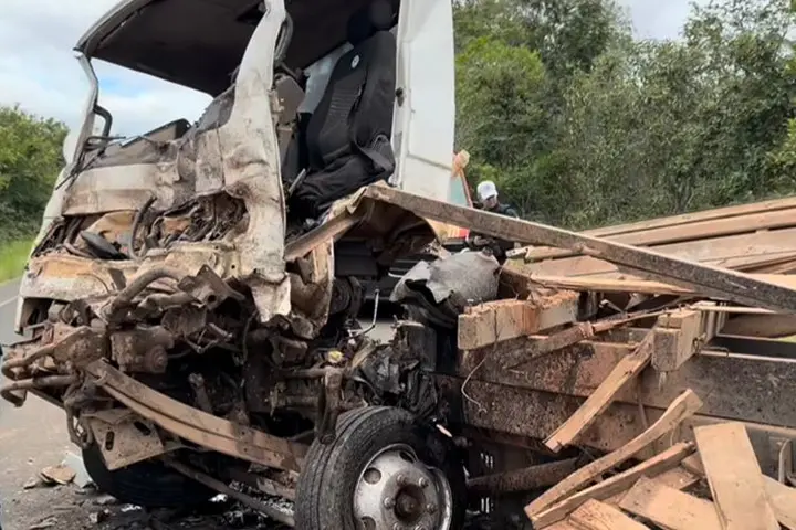 Colisão entre caminhões é registrada na PI-140, entre Floriano e Itaueira