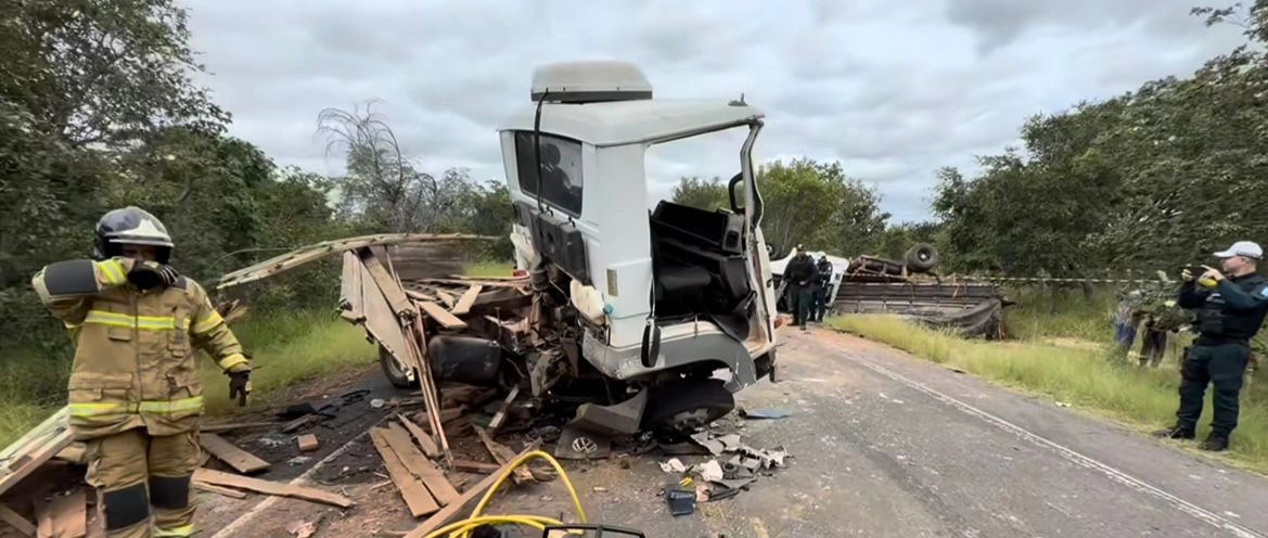 Colisão entre caminhões é registrada na PI-140, entre Floriano e Itaueira