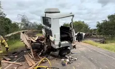 Colisão entre caminhões é registrada na PI-140, entre Floriano e Itaueira