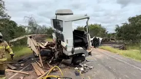 Colisão entre caminhões é registrada na PI-140, entre Floriano e Itaueira (Foto: Reprodução/Portal Linha Direta)