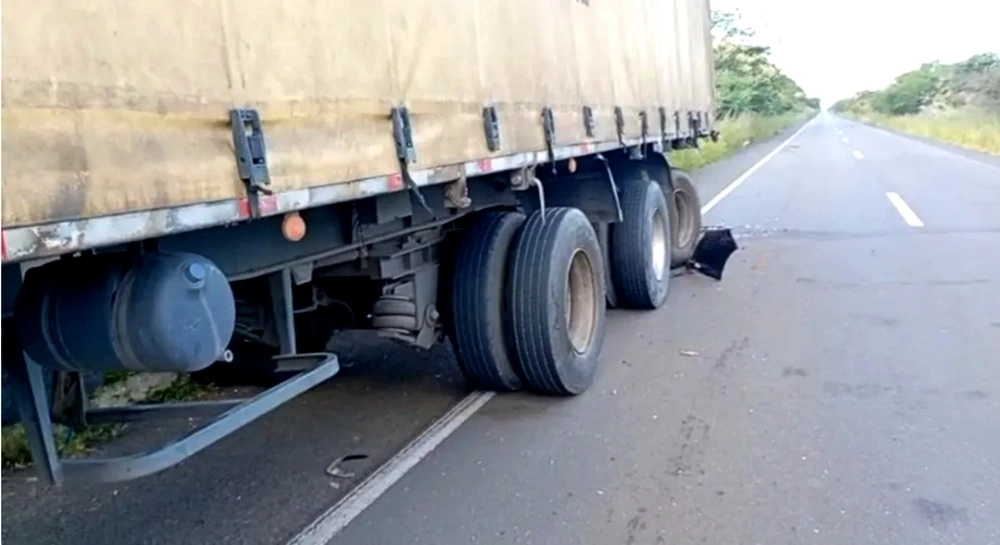 Colisão entre carro e caminhão deixa uma vítima ferida na BR-230