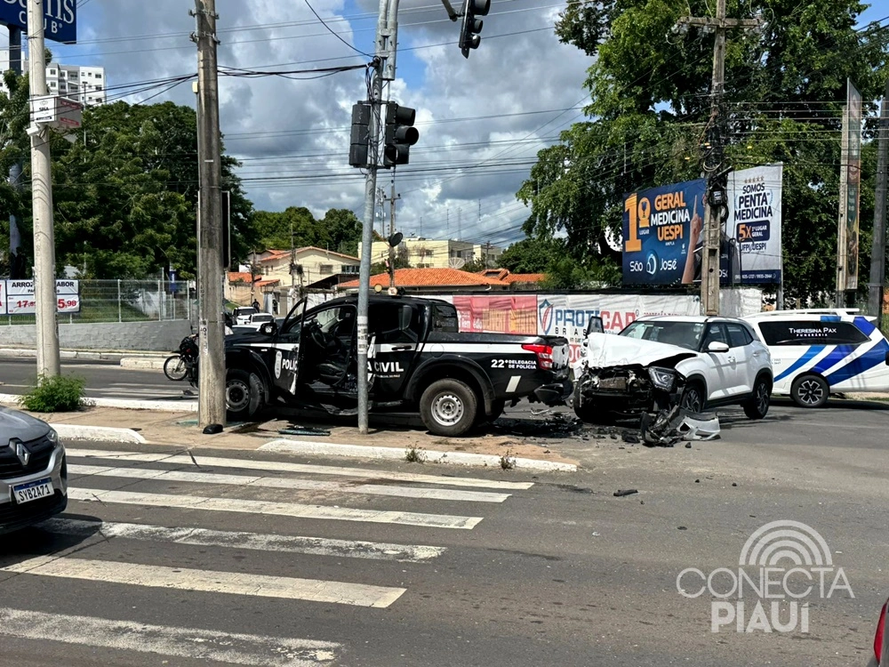 Colisão envolvendo viatura da Polícia Civil deixa delegado ferido em Teresina