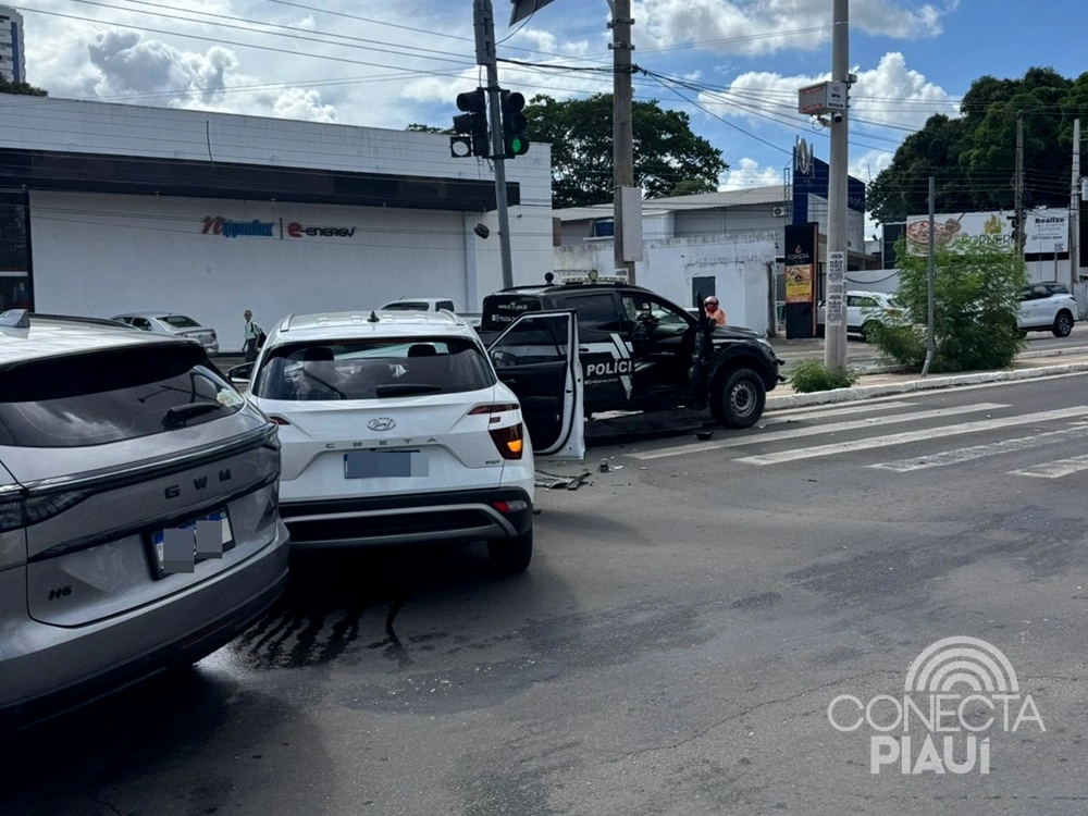 Colisão envolvendo viatura da Polícia Civil deixa delegado ferido em Teresina