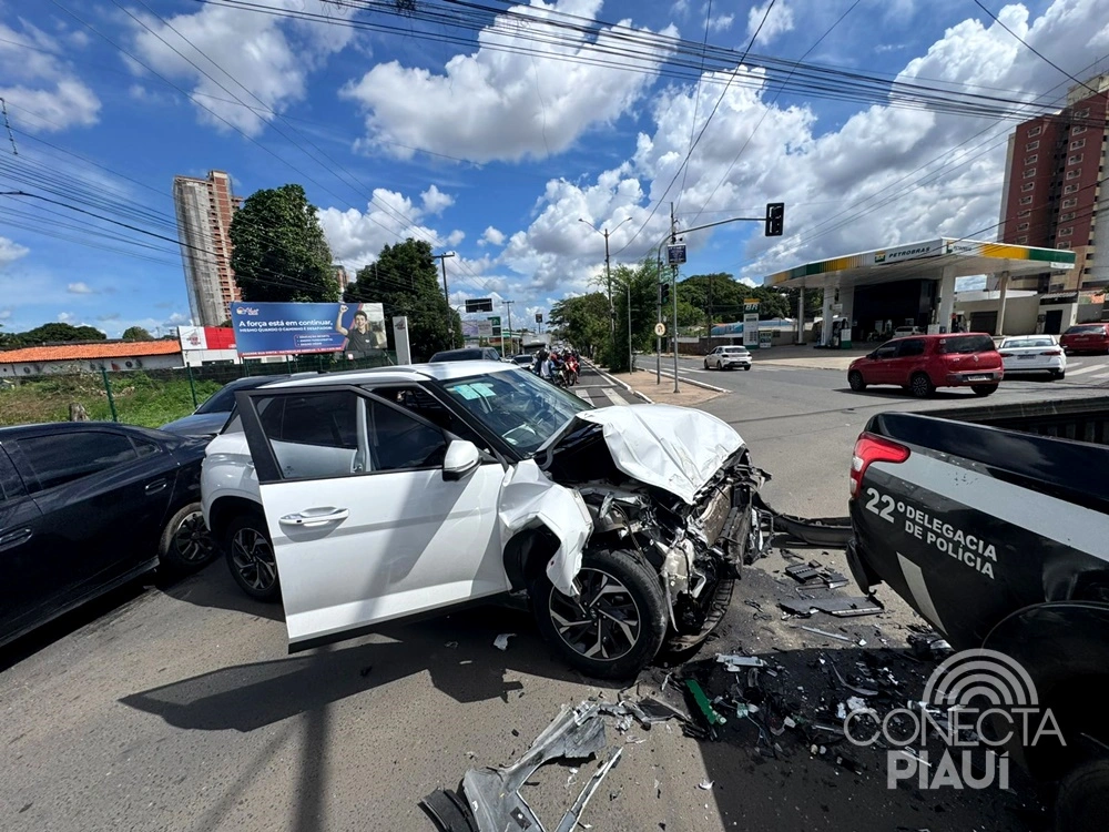 Colisão envolvendo viatura da Polícia Civil deixa delegado ferido em Teresina