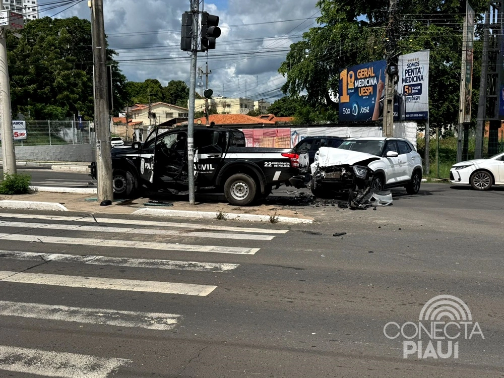 Colisão envolvendo viatura da Polícia Civil deixa delegado ferido em Teresina