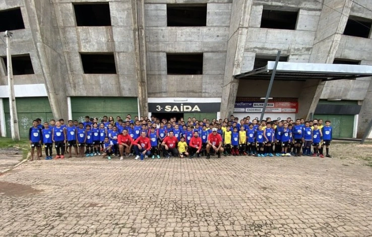 Demerval Lobão leva alunos da rede municipal ao Estádio Albertão