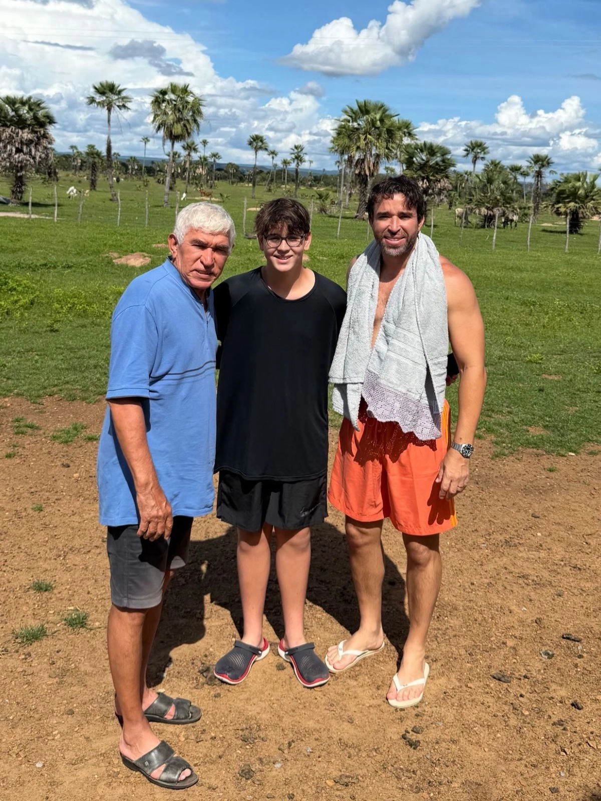 Deputado Estadual Marden Menezes com o pai e o filho em dia de passeios e banho