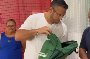 Entrega de kits escolares reforça incentivo à educação em Morro do Chapéu (Foto: Reprodução)