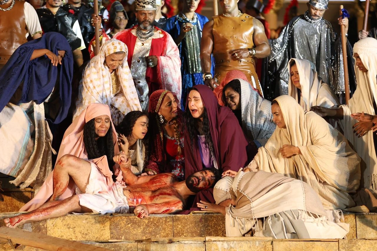 Espetáculo Paixão de Cristo de Floriano reúne multidão e emociona público