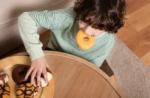 Excesso de doces na infância exige atenção à saúde e comportamento (Foto: Reprodução)