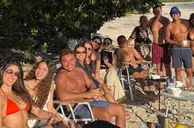 Fernandin e Pamela Drudi curtiram em família o feriado em cenário praiano
