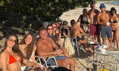 Fernandin e Pamela Drudi curtiram em família o feriado em cenário praiano