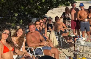 Fernandin e Pamela Drudi curtiram em família o feriado em cenário praiano (Foto: Instagram)