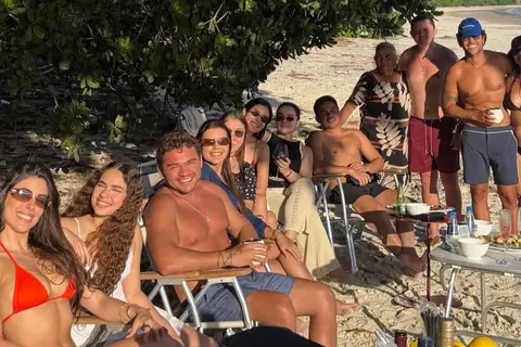 Fernandin e Pamela Drudi curtiram em família o feriado em cenário praiano