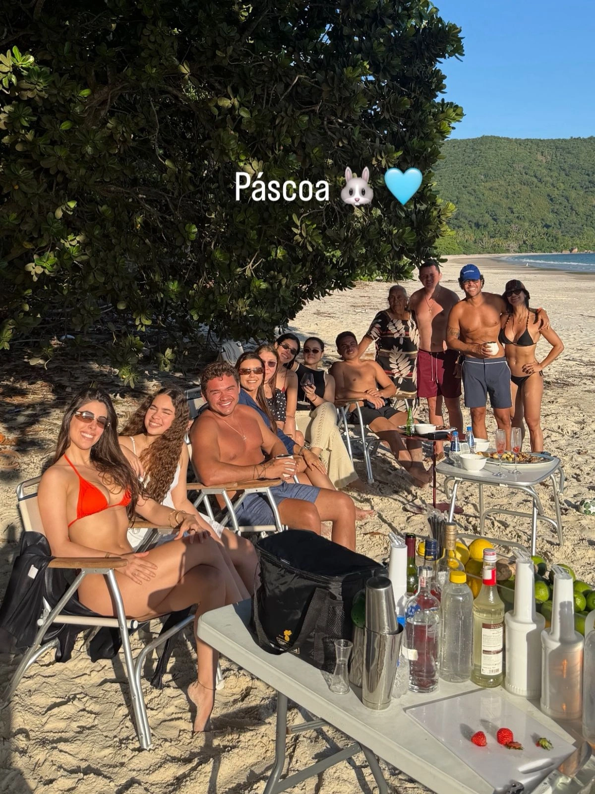 Fernandin e Pamela Drudi curtiram em família o feriado em cenário praiano