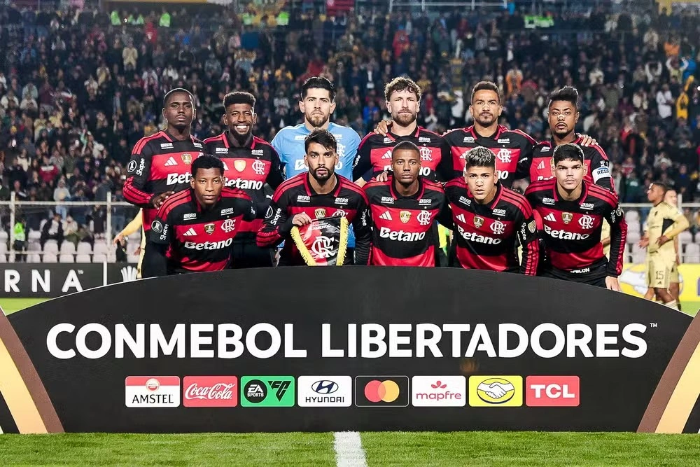 Flamengo posado antes do jogo contra o Cusco nesta quarta-feira (08).